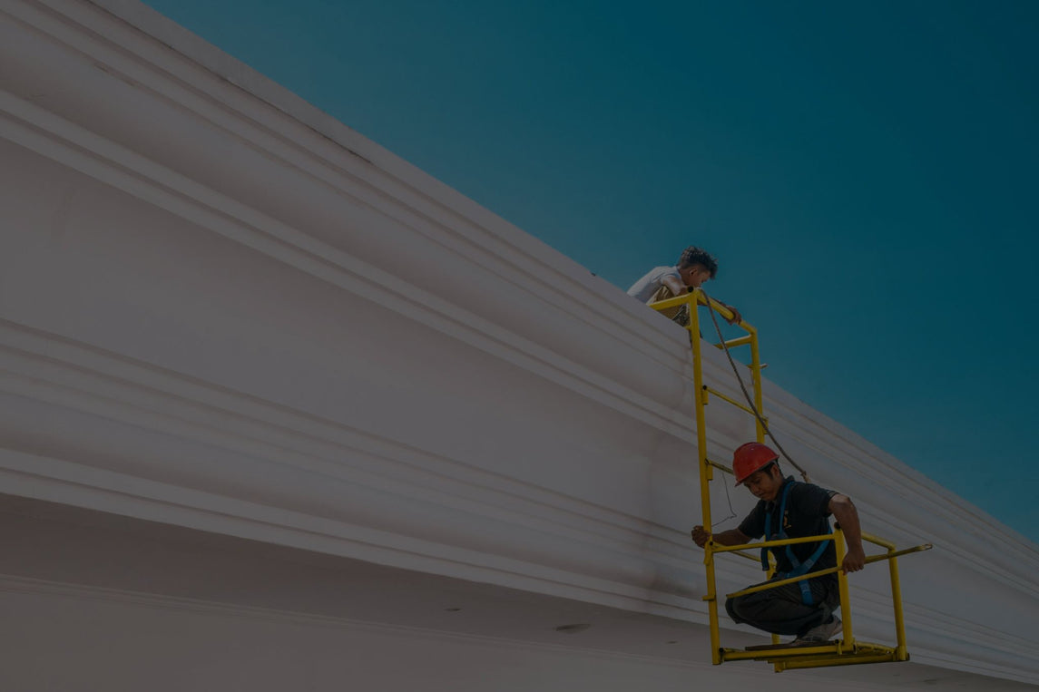 Trabajadores realizando labores en altura con equipo de protección adecuado para evitar caídas, resaltando la importancia del EPI en trabajos de construcción.