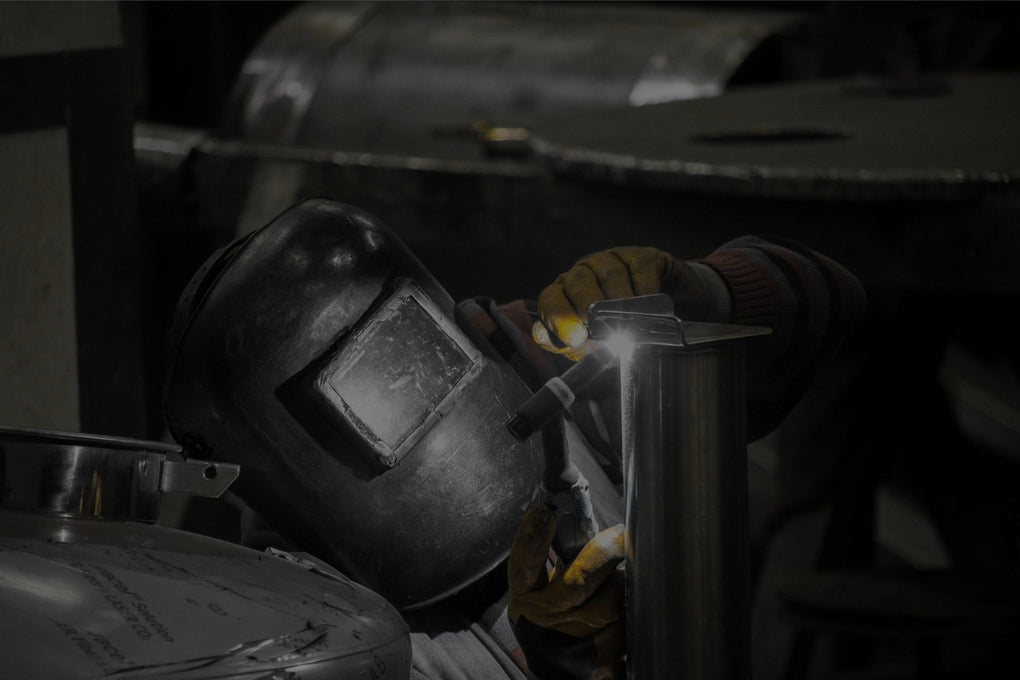 Trabajador usando una pantalla de protección facial para soldadura