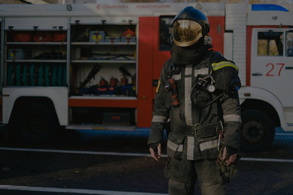 Bombero equipado con ropa de trabajo Frade para seguridad en situaciones extremas