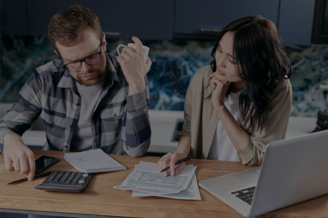 Pareja evaluando presupuestos y proveedores de equipos de protección individual (EPI)