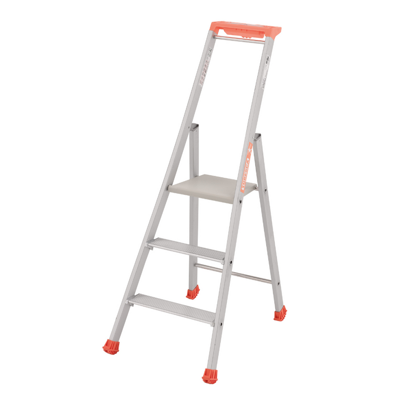 Escalera de tijera MP PRO de 3 peldaños, altura de trabajo 2.66 m, diseño robusto y seguro, ideal para trabajos ligeros y profesionales.